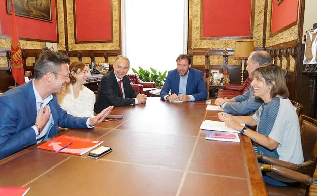 Ayuntamiento y UVA trabajarán para convencer a los alumnos de que hay «posibilidades de empleabilidad» en Valladolid