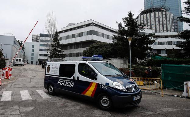 La Policía revisa las cámaras de La Paz y trata de identificar al muerto hallado en el hueco del ascensor