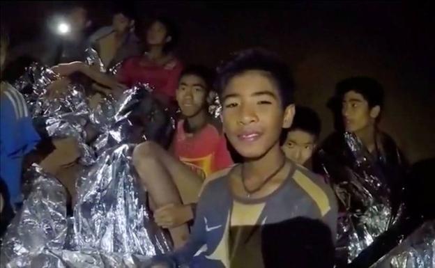 El equipo de fútbol tailandés entró en la cueva durante una hora pero les sorprendió el agua