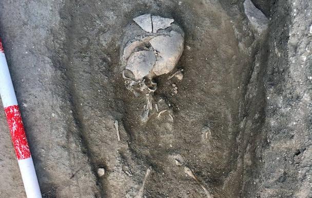 Hallan el esqueleto de un niño de la época romana en el yacimiento de Nava de la Asunción