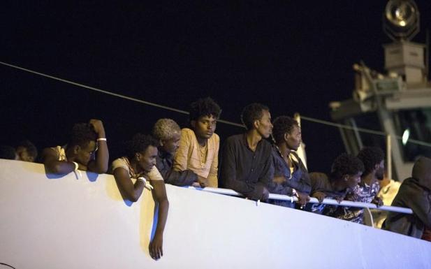 Italia permite el desembarco de 450 migrantes en Sicilia