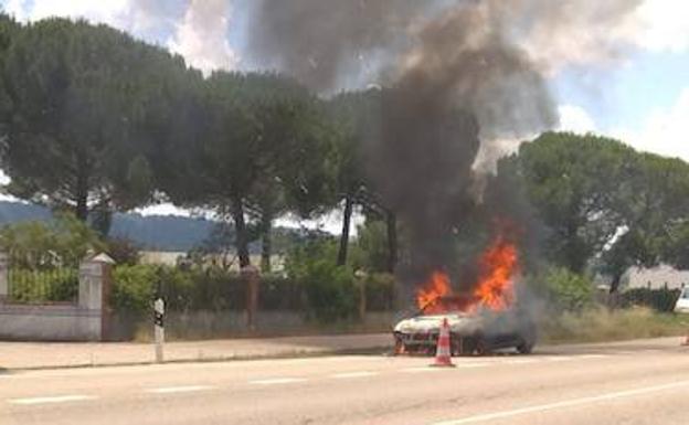 Arde un coche en la N 122 a la altura de Traspinedo