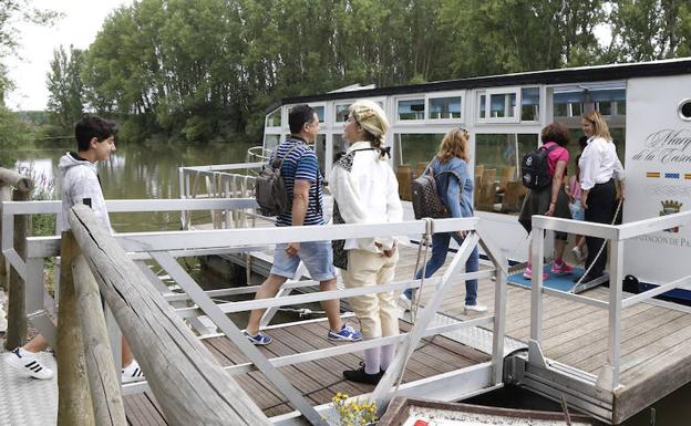 Un teatro flotante en el Canal de Castilla