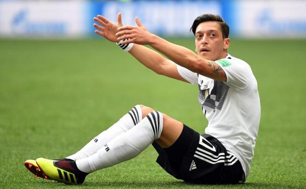 La renuncia de Özil aviva el debate racista en Alemania