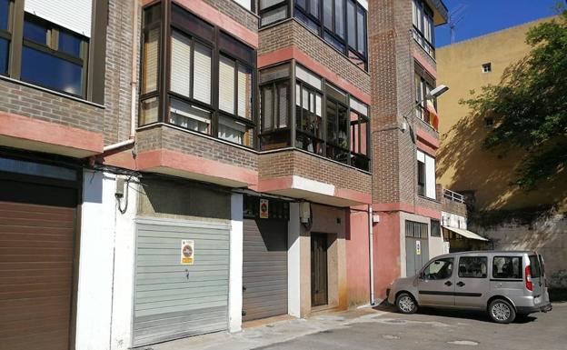 Un policía retirado mata de varios disparos a su pareja en la vivienda que compartían en Astorga y hiere a un vecino en el hombro