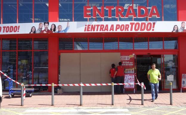 Una banda desvalija otra vez Media Markt y huye con el botín en un BMW