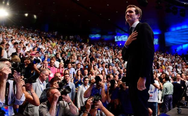 El director del máster de Pablo Casado no tiene los trabajos del presidente del PP