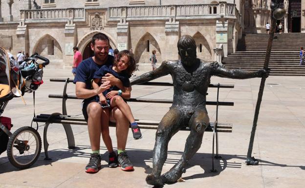 Padre e hija, camino a Santiago para visibilizar atrofia muscular espinal