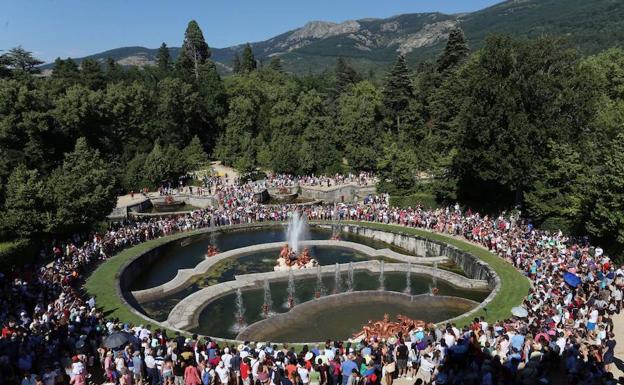 Cerca de 5.000 personas contemplan los juegos de agua en el Palacio Real de La Granja