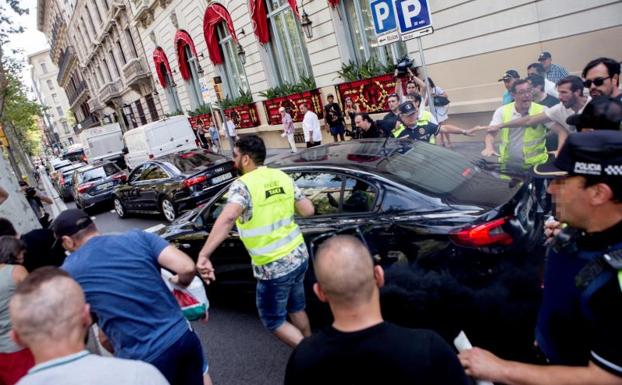 Uber y Cabify cesan temporalmente su actividad en Barcelona tras agresiones