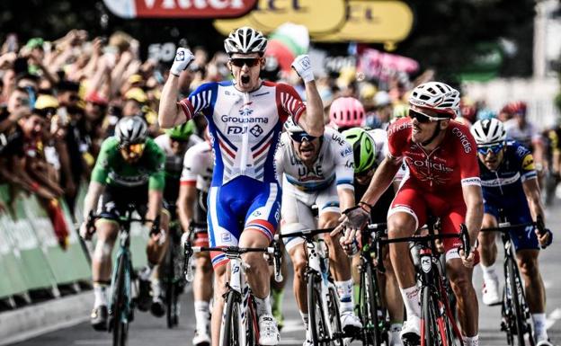 Demare esprinta hacia la tercera victoria francesa del Tour