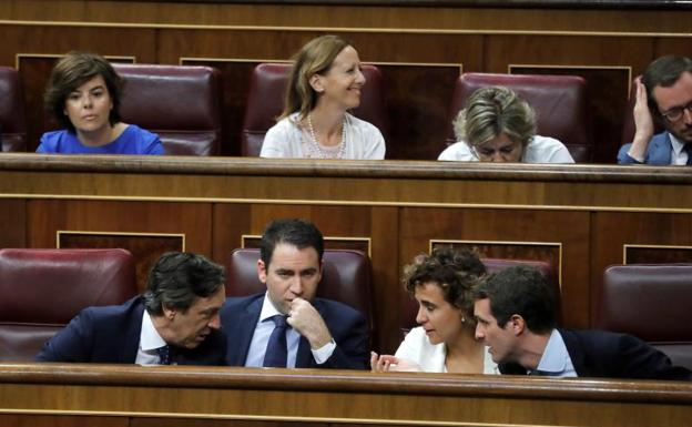 Sáenz de Santamaría promete lealtad al PP pero se resiste a integrarse en la dirección