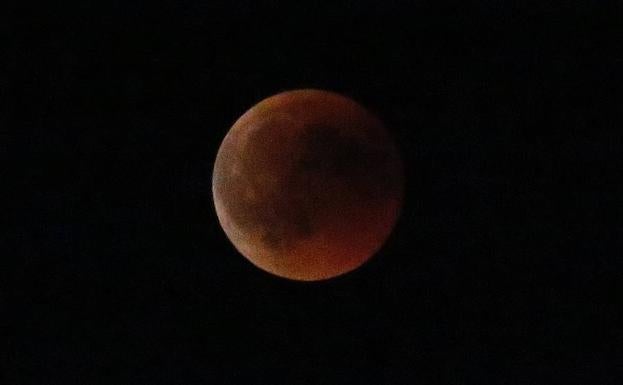 El planeta rojo y la 'luna de sangre' se alían en un espectáculo celeste