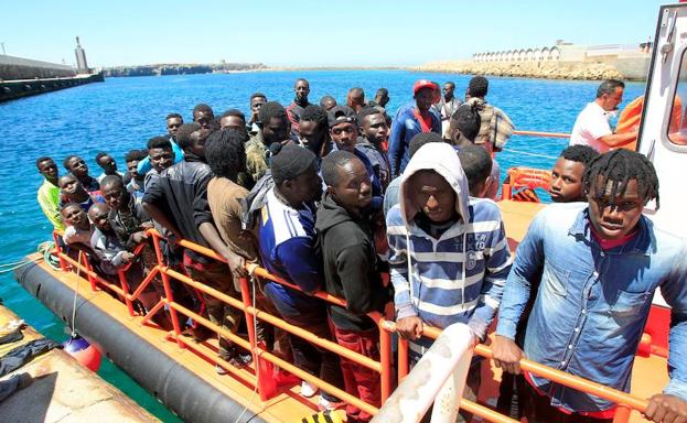 Rescatan a más de 330 personas de 17 pateras en aguas del Estrecho y mar de Alborán este sábado