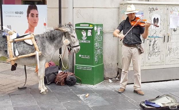 El Camino, con burro y violín