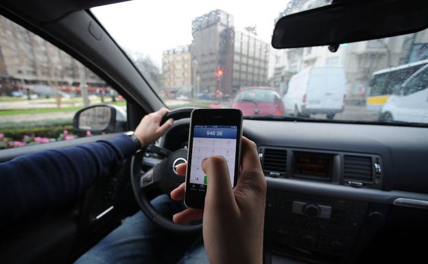 La DGT sopesa quitar entre cuatro y seis puntos por chatear al volante