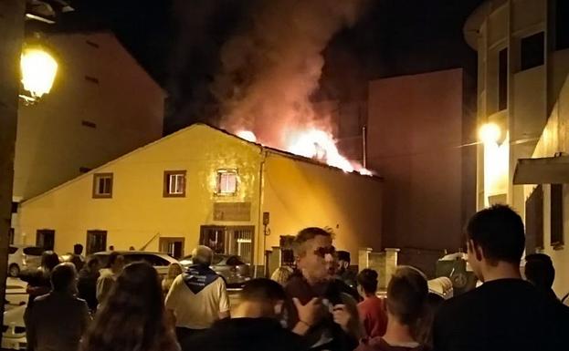 Un incendio destruye la Panadería Rojo de Villarcayo