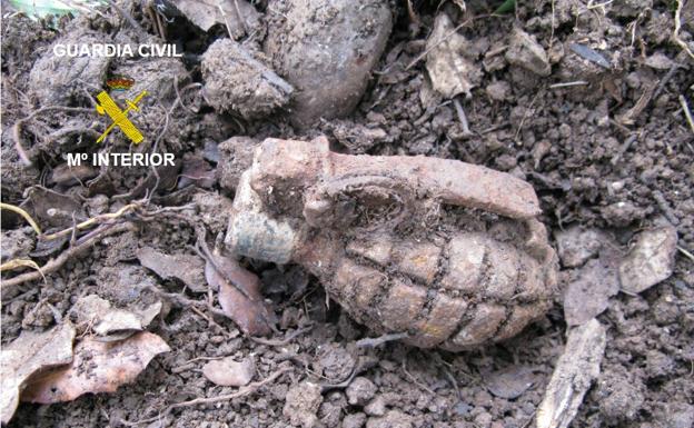 Destruida una granada de mano de la Guerra Civil hallada en un coto de caza de Villasana de Mena