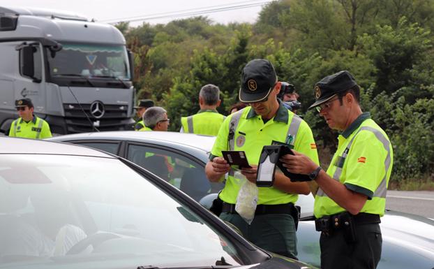 Los viajeros portugueses que pasan por Burgos, acompañados por Guardia Civil y Guardia Nacional Republicana