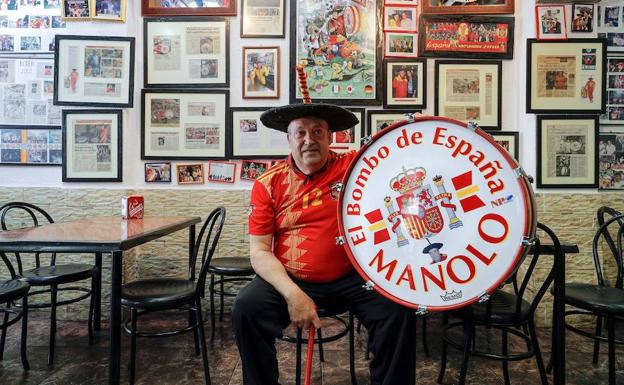 Manolo 'el del bombo' deja su bar-museo para seguir animando a la selección