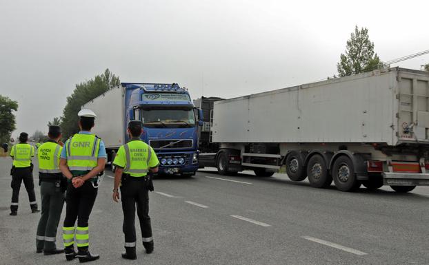 El Gobierno da «prioridad absoluta» a la liberalización de la AP-1 y al desvío obligatorio