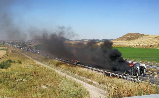 Un camión vuelca en la A-62 a la altura de Magaz