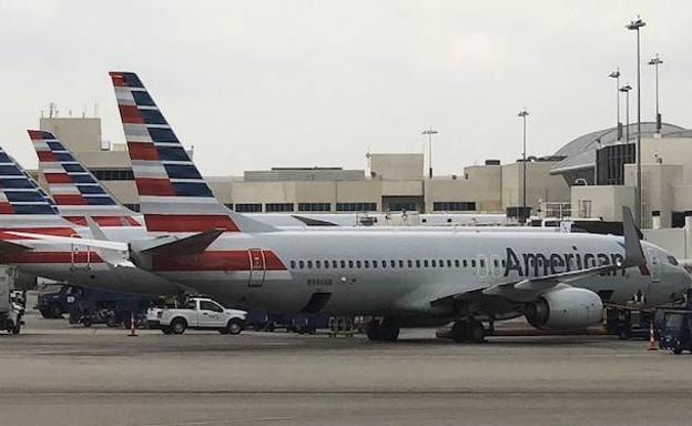 Encuentran un feto en el baño de un avión en un aeropuerto de Nueva York