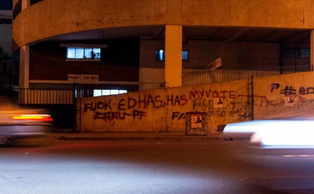 Un maestro pinta 172 veces su número de teléfono en las calles de Salamanca