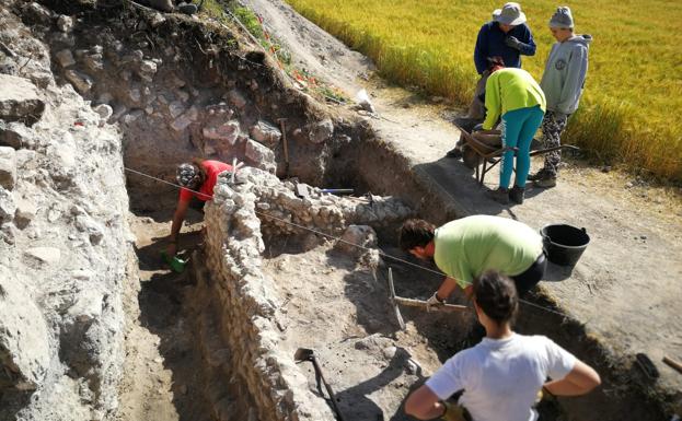 Una excavación arqueológica en La Nuez de Abajo busca conocer las zonas menos romanizadas