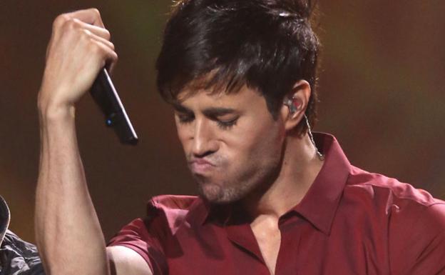 A Enrique Iglesias se le va la mano