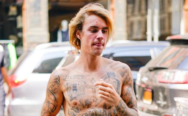 Justin Bieber, a pecho descubierto por Manhattan