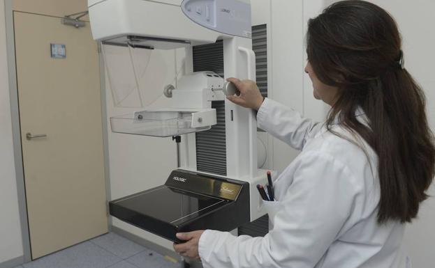 Seis aceleradores y 21 mamógrafos renuevan el parque tecnológico para el tratamiento del cáncer en la región