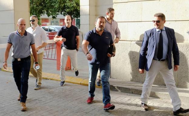 Los vigilantes testifican que el miembro de La Manada que robó las gafas intentó atropellarlos