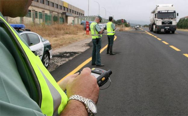 Cazado cuando iba al examen para recuperar el carné... ¡conduciendo!