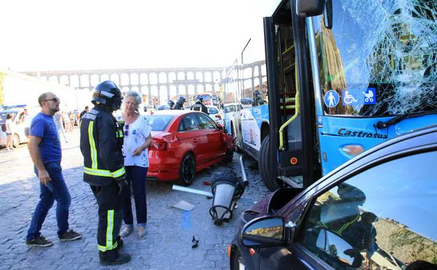 Un autobús urbano embiste a nueve coches aparcados en Vía Roma