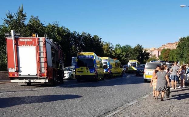 Un autobús urbano de Segovia pierde los frenos y atropella a cuatro personas en Vía Roma