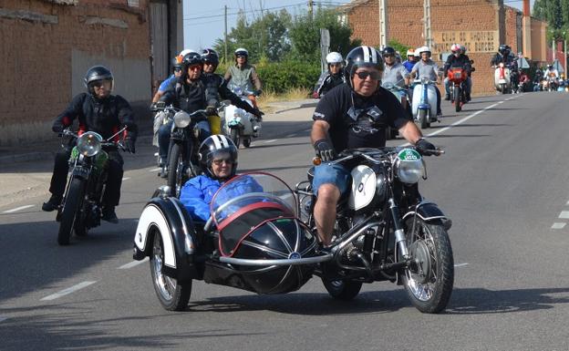 La nostalgia por las motos clásicas reúne a decenas de moteros en Castrillo de la Vega