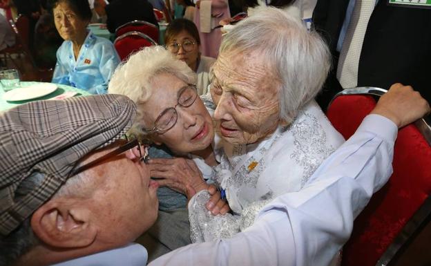 Familias coreanas separadas por la guerra se reúnen 65 años después en Corea del Norte