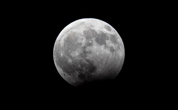 Confirmada la presencia de hielo en la superficie lunar