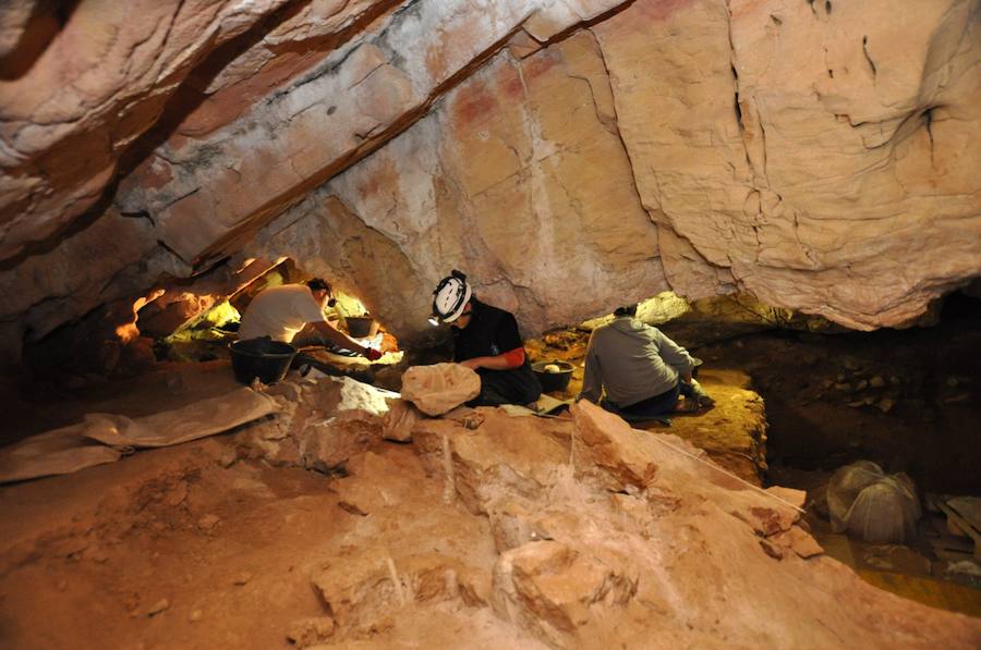 'Arqueología accesible' en el X aniversario de la Cueva de Guantes