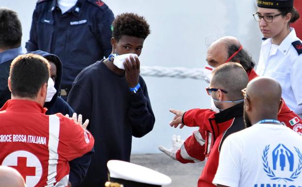 Desembarcan todos los inmigrantes del barco Diciotti en Catania