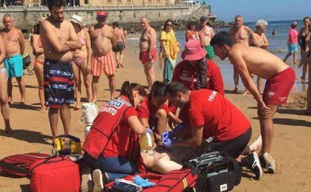 Fuera de peligro el vallisoletano que ha sido rescatado en la playa de Gijón