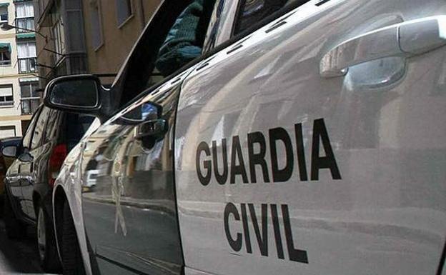 Una joven se precipita por un patio interior en Valencia al huir de su pareja