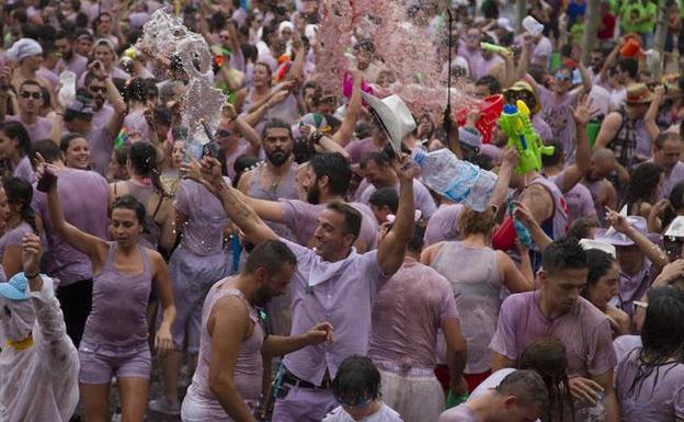 Toro se baña con más de 2.000 litros de vino