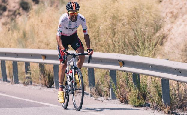 El portugués Mendes del Burgos BH, en fuga con el ganador de etapa