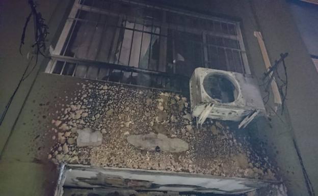 Rescatan en Málaga a una familia que se resguardaba de un incendio en la bañera de su casa