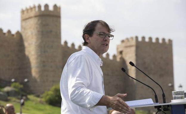 Mañueco pone «a disposición» de Casado al PP de Castilla y León