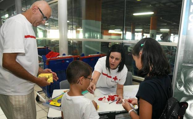 Decenas de burgaleses demuestran su solidaridad en 'La Vuelta al Cole Solidaria'
