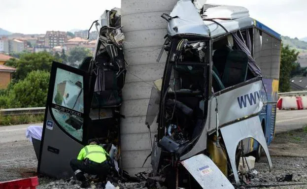 Cinco muertos tras impactar un autobús contra el pilar de un puente