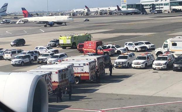 Un avión de Emirates, en cuarentena en el aeropuerto de Nueva York tras enfermar diez de sus pasajeros